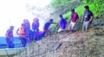 MAYAT mangsa diangkat dari perahu ke atas daratan sebelum diserah kepada keluarga mangsa.