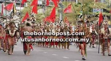 WARNA-WARNI: Sebahagian peserta mengambil bahagian dalam perarakan Gawai Dayak Peringkat Kebangsaan 2019.