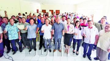 MADIUS (tengah) bersama Jo-Anna (empat dari kanan) dan Sofian (lima dari kiri) bergambar kenangan dengan para pengerusi MPKK selepas majlis penyerahan watikah di Dewan Pekan Kiulu.