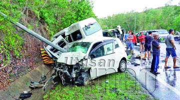 KEADAAN kereta yang remuk dalam kemalangan membabitkan empat kenderaan di Jalan Sulaman Tuaran. - Foto sumber WhatsApp