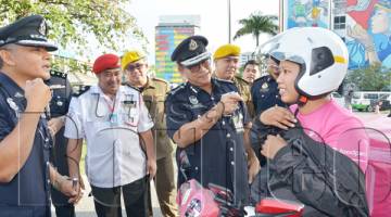 SALAH seorang pengguna jalan raya mendapat topi keledar baharu semasa pelancaran Op Selamat 15/2019.