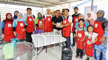 JASNIH menyerahkan bubur lambuk untuk diagih-agihkan kepada masjid dan pengguna jalan raya.