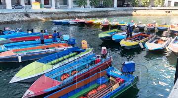 SEBAHAGIAN bot penambang yang ditahan selepas didapati melanggar Enakmen JPDS.