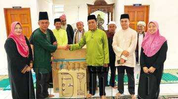 JAPLIN menyampaikan sumbangan kepada Masjid Kampung Peladok, Kota Belud.