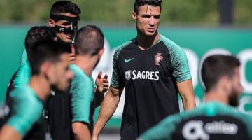 SANDARAN SANTOS: Ronaldo menyertai sesi latihan bersama skuad Portugal di Oeiras, Lisbon Rabu lepas. — Gambar AFP