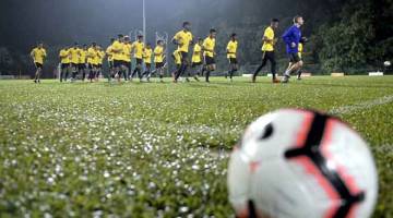 LATIHAN: Skuad Harimau Malaya giat menjalani sesi latihan di Stadium Universiti Malaya Arena, Kuala Lumpur malam kelmarin. — Gambar Bernama