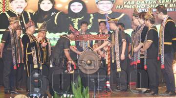 SHAFIE memalu gong sebanyak tujuh kali sebagai gimik perasmian penutupan sambutan Perayaan Pesta Kaamatan Negeri Sabah 2019, di Dewan Hongkod Koisaan KDCA.