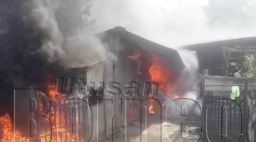 API marak memusnahkan sebuah rumah di Kampung Rampayan Manggatal.