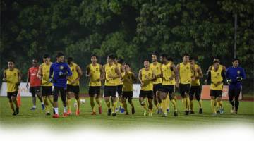 GIGIH: Para pemain Harimau Malaya menjalani sesi latihan di Stadium Universiti Malaya Arena bagi persiapan perlawanan persahabatan menentang pasukan Nepal dalam gambar fail bertarkh 27 Mei lepas. —Gambar Bernama