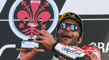 DETIK MANIS: Petrucci meraikan kejayaannya setelah memenangi perlumbaan MotoGP Itali di Litar Mugello. — Gambar AFP 