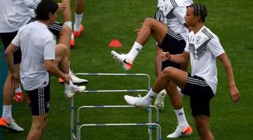 BERNILAI: Sane (kanan) menjalani latihan bersama rakan senegara di Stadium De Koel sebagai persiapan untuk kelayakan ke Kejohanan UEFA Euro 2020. — Gambar AFP