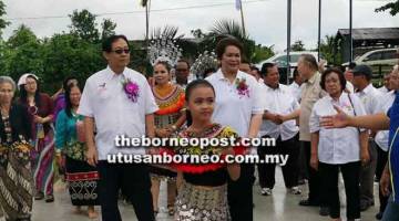 TRADISI: Harden (kiri) dan Simba (kanan) hadir pada Rumah Terbuka Gawai disambut dengan persembahan ngajat. 