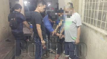 ANGGOTA polis dari BSJND Tuaran menjalankan pemeriksaan dalam operasi itu.