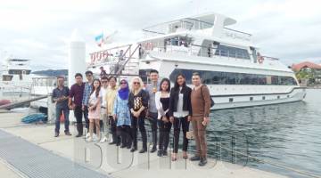 MANIS Muka (enam kanan) dan rombongan bergambar kenangan bersama Jack di hadapan kapal pelayaran North Borneo Cruise.