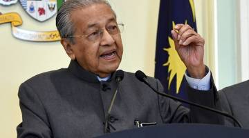 SIDANG MEDIA: Dr Mahathir Mohamad semasa sidang media selepas mempengerusikan Mesyuarat Majlis Tindakan Ekonomi (EAC) di Bangunan Perdana Putra semalam. — Gambar Bernama