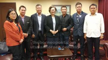 KOMITED: Christina (tengah) dan Aaron (tiga kanan) bersama wakil delegasi dan STB yang hadir pada kunjungan hormat itu.