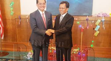 MOHAMMAD (kiri) bersalaman dengan Shafie di pejabat Ketua Menteri di Pusat Pentadbiran Negeri Sabah (PPNS).