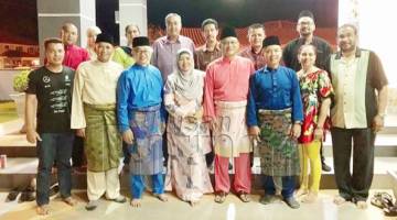 ROZMAN (tiga kiri) dan Pengerusi MPP Labuan Simsudin Sidek (tiga kanan) mengunjungi Rumah Terbuka Hari Raya Aidilfitri Timbalan Ketua Pegawai Eksekutif Perbadanan Labuan Haji Rithuan Ismail (empat kanan) di Kampung Pohon Batu.