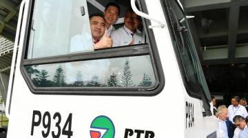 CUBA: Loke ketika mencuba traktor tanpa pemandu “Terberg Prime Mover” selepas menyaksikan Majlis Menandatangani Perjanjian Persefahaman antara Pelabuhan Tanjung Pelepas (PTP) Sdn Bhd dengan Terberg Tractors Malaysia Sdn Bhd dalam membekal traktor tanpa pemandu di Pelabuhan Tanjung Pelepas semalam. Turut kelihatan Pengarah Urusan Kumpulan MMC Corporation Berhad Datuk Seri Che Khalib Mohamad Noh (kanan) dan Ahli Lembaga Pengarah Terberg Tractors Malaysia Boo Wei Ching (tengah). — Gambar Bernama