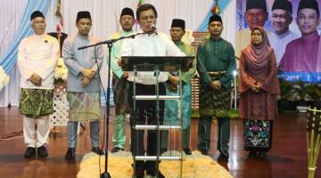 SHAFIE berucap merasmikan Majlis Rumah Terbuka Hari Raya Aidilfitri Parti Warisan Sabah Parlimen Tawau dan Parlimen Kalabakan di Kompleks Sukan Tawau pada Rabu yang dihadiri kira-kira 10,000 tetamu.
