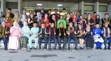 EWON bergambar kenangan bersama semua pegawai dan kakitangan KPLB Sabah.