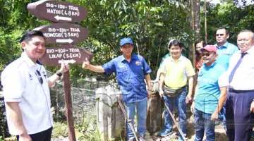 KENNY (kiri) dan Nordin (empat dari kiri) menujukkan isyarat bagus semasa melawat kawasan trail.