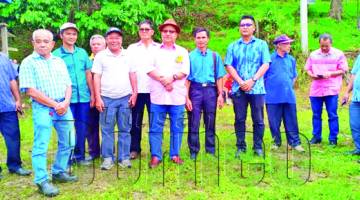 ABIDIN (tengah) bersama jemputan yang lain semasa berada di Kg. Bayag Ranau.