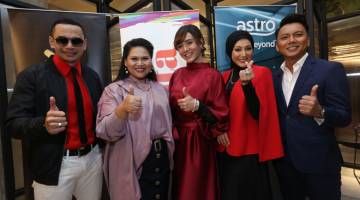 HOS BERSAMA:  (Dari kiri) Norman Hakim, Sherry Alhadad, Siti Elizad, Erra Fazira dan Radin Amir sewaktu ‘Majlis Sesi Taklimat Media Mingguan Wanita Musim Kedua’ yang berlangsung di Kuala Lumpur baru-baru ini. — Gambar ihsan Astro