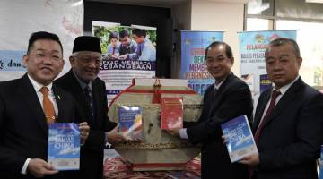 PELANCARAN: Mohamed Hatta (dua kiri) bersama Goh (dua kanan) melancarkan tiga buah buku pada majlis pelancaran buku dan penyerahan manuskrip di Dewan Bahasa dan Pustaka (DBP) dekat Kuala Lumpur, semalam. Turut kelihatan Ahli Lembaga Pengarah DBP Datuk Dr Ching Eu Boon (kiri) dan Presiden ‘Social Sciences Academic Press China’, Xie Shou Guang (kanan). — Gambar Bernama