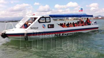 BOT penumpang yang ditahan oleh anggota penguatkuasa Maritim.