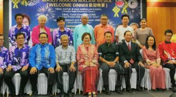 CHRISTINA (lima kiri) bersama Amrullah (empat kiri), Timbalannya Tony Koh (tiga kiri) dan Peter (empat kanan) di Majlis Mesra Sempena Hari Raya. Turut sama Presiden Dewan Perniagaan Tiong Hua Tawau Chia Seong Fatt (tiga kanan), Pengerusi Persatuan Pemberita Tawau Hiew Chee Hing (dua kiri) dan Pegawai Khas kepada Timbalan Ketua Menteri merangkap Menteri Kerajaan Tempatan dan Perumahan Low Hong Tat (kanan).