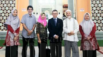 NARONG (tiga kanan) dan isteri merakam gambar kenangan bersama Syed Husin (dua kanan) dan Abas (dua kiri) di dalam Masjid Bandaraya Kota Kinabalu.