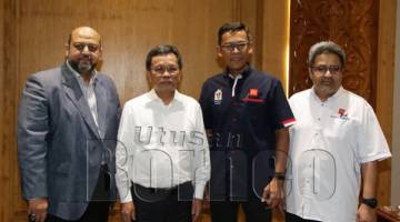 AZMIR (dua kanan) bersama Shafie (dua kiri) dan wakil syarikat Gerbang Alaf selepas kunjungan hormat itu.