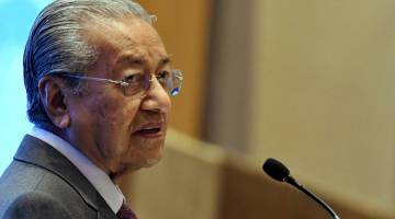 PEMBUKA TIRAI: Dr Mahathir menyampaikan ucapannya pada sidang Meja Bulat Asia Pasifik Ke-33 di Kuala Lumpur, semalam. — Gambar Bernama