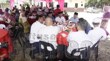 SEBAHAGIAN yang hadir pada majlis sambutan Hari Raya Aidilfitri dan Tadau Kaamatan di PDK Membakut.