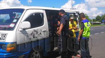 PIHAK polis sedang membuat pemeriksaan terhadap penumpang bas.