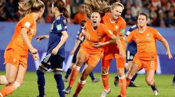 CIPTA SEJARAH: Martens (tengah)meraikan gol jaringannya menerusi tendangan penalti pada minit akhir permainan ketika membantu Belanda menewaskan Jepun untuk melangkah ke peringkat suku akhir Piala Dunia Wanita di Roazhon Park, Rennes kelmarin. — Gambar AFP