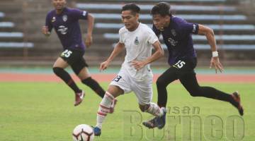 PENYERANG Sabah Ariusdius Jais mengawal bola sambil cuba dihalang dua pemain JDT III. Gambar ihsan Media SAFA.