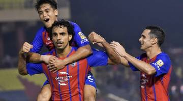 Pemain Johor Darul Ta’zim (JDT) Diago Luis Santo (kiri) meraikan jaringan gol bersama rakan sepasukan pada Perlawanan Bola Sepak Liga Super menentang Melaka United di Stadium Hang Jebat pada Rabu. - Gambar Bernama 