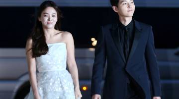 PERSONALITI BERBEZA: Song Joong-ki (kanan) dan Song Hye-kyo tiba di Anugerah Seni Baeksang ke-52 di Seoul, pada 3 Jun 2016. Song Hye-kyo dan Song Joong-ki mengambil keputusan untuk bercerai hanya dua tahun selepas perkahwinan ala kisah dongeng mereka. — Gambar Reuters