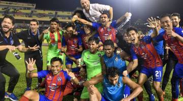 CERIA: Para pemain JDT meraikan kemenang keenam berturut-turut pasukan tersebut pada Perlawanan Bola Sepak Liga Super menentang Melaka United di Stadium Hang Jebat, Melaka kelmarin. — Gambar Bernama