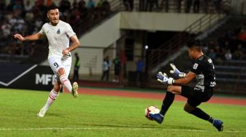 MENGELIRUKAN: Penyerang pasukan Sabah, Rodoljub Paunovic melakukan tendangan mengelirukan terhadap penjaga gol Sarawak pada saingan Liga Premier 2019 di Stadium Likas, Kota Kinabalu malam kelmarin. — Gambar Bernama