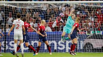 LEPASI GAWANG: Antara babak-babak aksi perlawanan suku akhir Piala Dunia Wanita di antara Norway dan England di Le Havre di Perancis. — Gambar Reuters