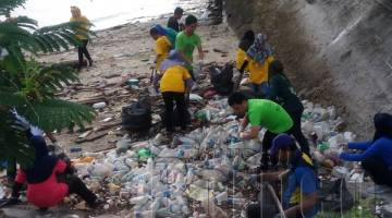 SUKARELAWAN mengutip botol-botol plastik pada program itu.