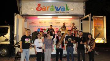 LANCAR: Angelina, Yu Puay dan Alan bersama Pinanak SEntah dan pengasas Urban Box Kuching pada majlis pelancaran.