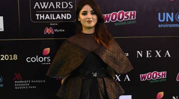 BERSARA: Gambar fail bertarikh 24 Jun 2018 ini menunjukkan  Zaira Wasim semasa tiba untuk Anugerah  IIFA sempena festival International Indian Film Academy (IIFA) yang ke-19 di Siam Niramit Theatre di Bangkok.  — Gambar AFP