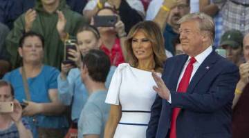 TABIK: Trump bersama isterinya, Melania, berdiri di atas pentas ketika mengadakan perayaan ‘Tabik Kepada Amerika’                                pada Hari Kemerdekaan di National Mall, Washington DC                     kelmarin. — Gambar AFP