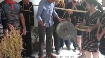RAKAM sedang memukul gong sempena perasmian Pesta Kaamatan Kg Ulu Bakut / Bakut Muhibbah, Datuk Madiem (kiri sekali).