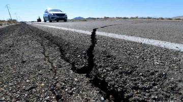 ROSAK: Rekahan kelihatan di sepanjang jalan lebuh raya 178 menuju ke utara dari Ridgecrest ke Trona baru-baru ini. Selatan California dilanda gempa bumi terbesar dalam dua dekad Jumaat lepas, pada skala 7.1-magnitud yang menjejaskan penduduk kurang dari 48 jam selepas satu lagi gempa bumi berlaku di kawasan yang sama. — Gambar AFP