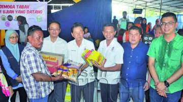 JIMMY bersama Abdul Salip menyampaikan sumbangan kepada mangsa kebakaran.